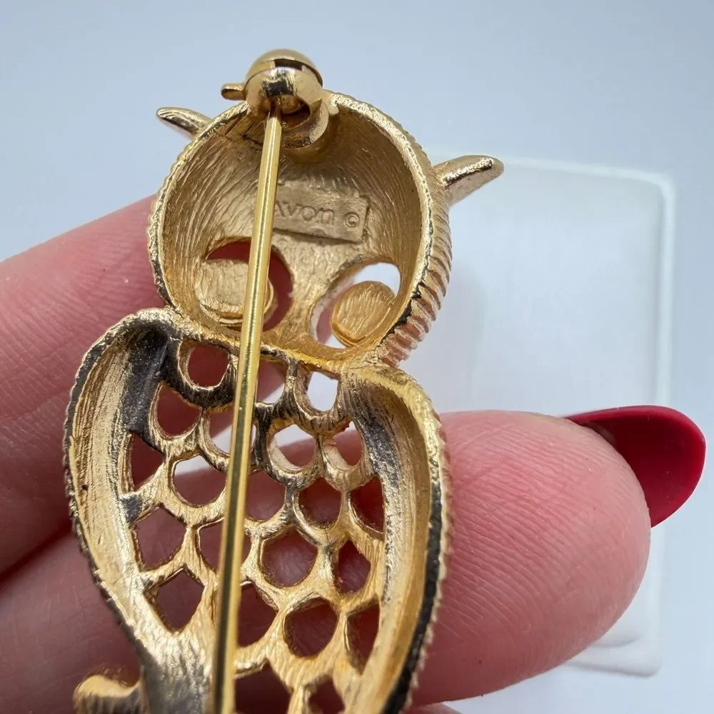 Vintage‎ AVON gold tone Owl brooch/pin with red glass cabochon eyes!